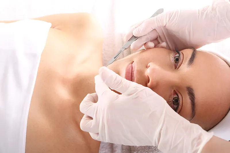 kundin-waehrend-dermaplaning-behandlung