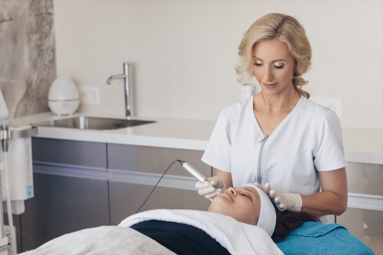 Top Kosmetikstudio in Aarau für Microneedling und Derma Needling Gesichtsbehandlung